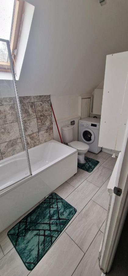 Cosy 2 Bedroom Flat - Sleeps 6 People - Close To Lewisham Dlr/Train Station Londres Exterior foto